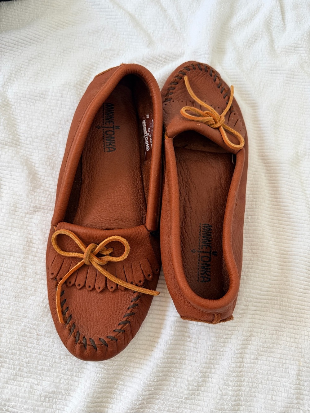 Minnetonka deerskin hard sole Brown Leather Kilty Moccasin with Bow - Picture 3 of 9